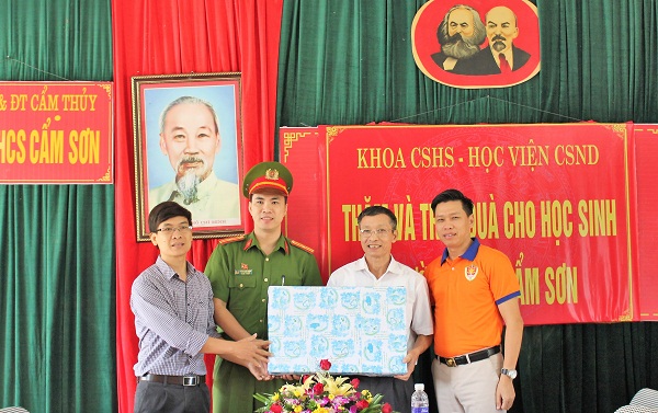 Đoàn tặng quà Trường THCS Cẩm Sơn